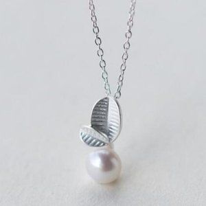 *NEW 925 Sterling Silver Pearl Leaf Necklace